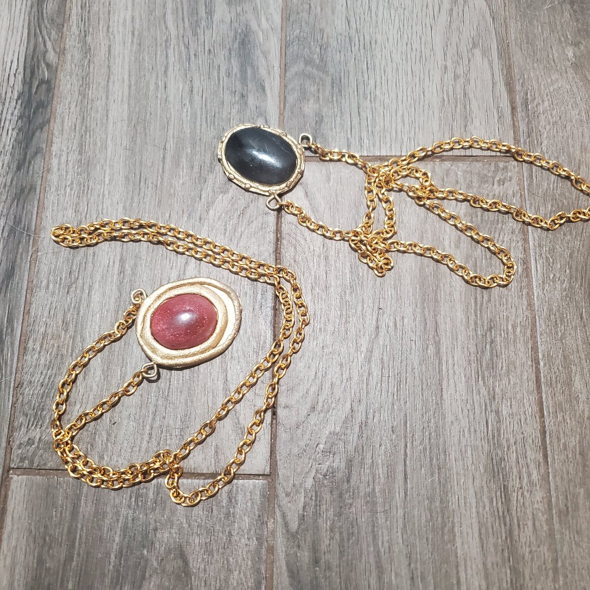 MatSpell's tweet photo. I made a mox jet and mox ruby necklaces to wear with my Edgar Markov cosplay! Hand made gems from resin!
#mtg #magic #MagicTheGathering #edh #commander #necklace #moxruby #moxjet #mox #cosplay #prop #handmade https://t.co/gbzwtXApYr