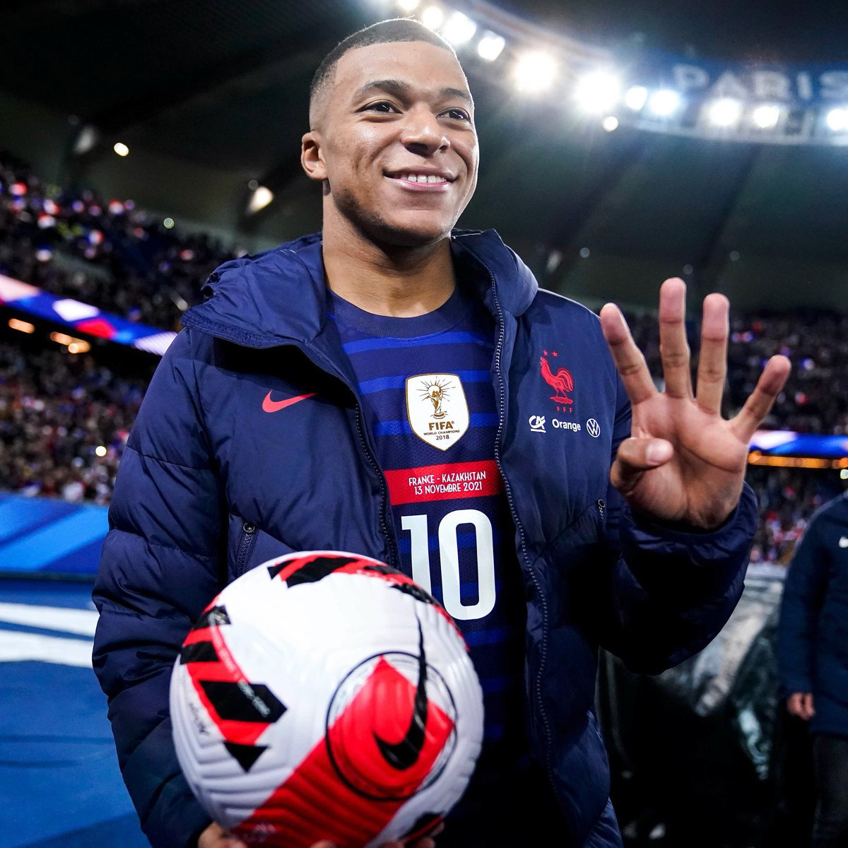 KMbappe's tweet image. DIRECTION LE QATAR 🇫🇷✈️🇶🇦

Soirée mémorable pour une qualification méritée. 
Une grosse pensée pour toutes les familles des victimes 13.11.15. 
Et aussi une grande fierté de rejoindre la légende J.Fontaine avec ce quadruplé. #KYLI4N