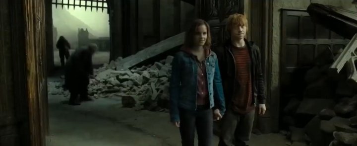 crimereid's tweet photo. eu amo o harry todo felizinho vendo a hermione e o ron de mãos dadas https://t.co/iLXJZwh48v
