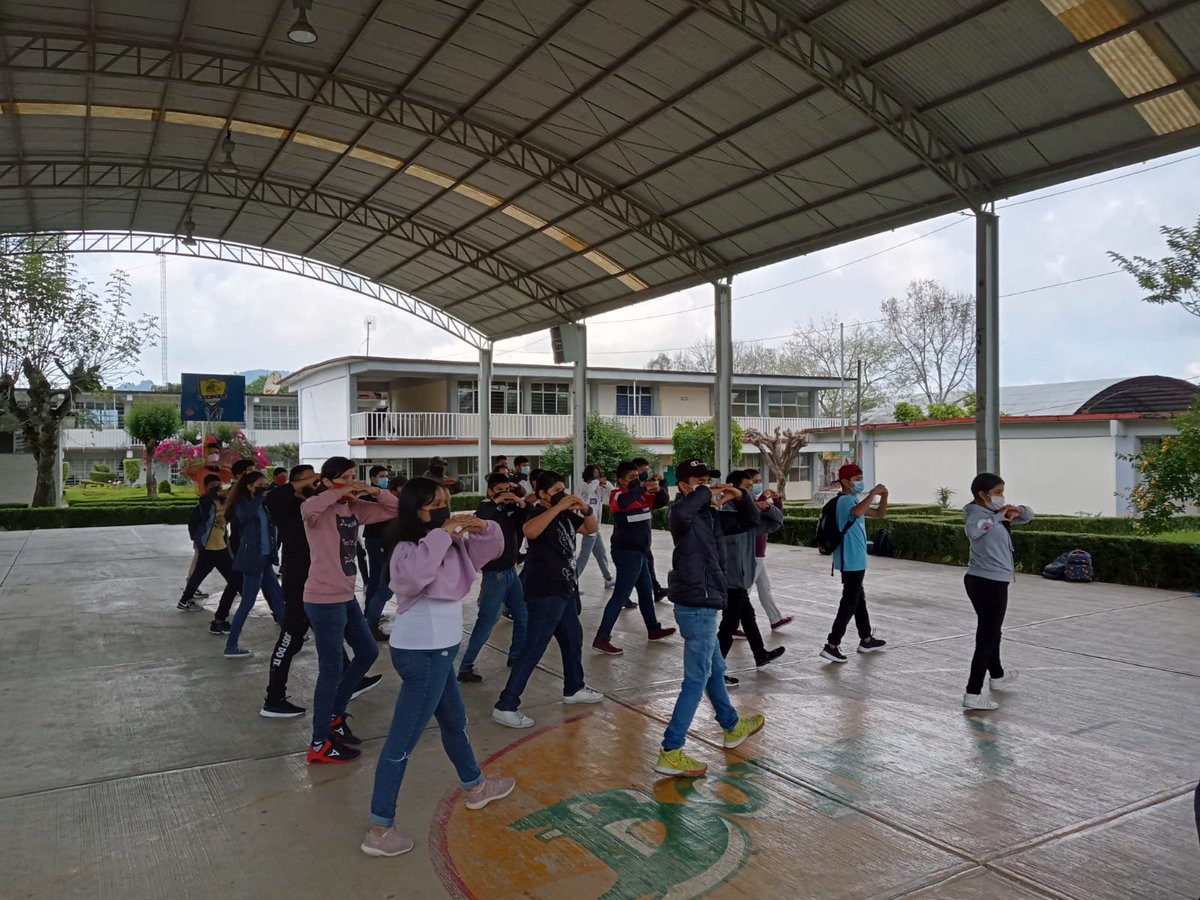 AzulesBand's tweet photo. ¡Muy buena tarde les deseamos a todos! 
Seguimos trabajando con gran entusiasmo para poder ser la mejor banda, aquí les compartimos unas fotos del ensayo del día de hoy.

#BlueLionsMB #SomosCentroEscolar https://t.co/3zmrgsac8r