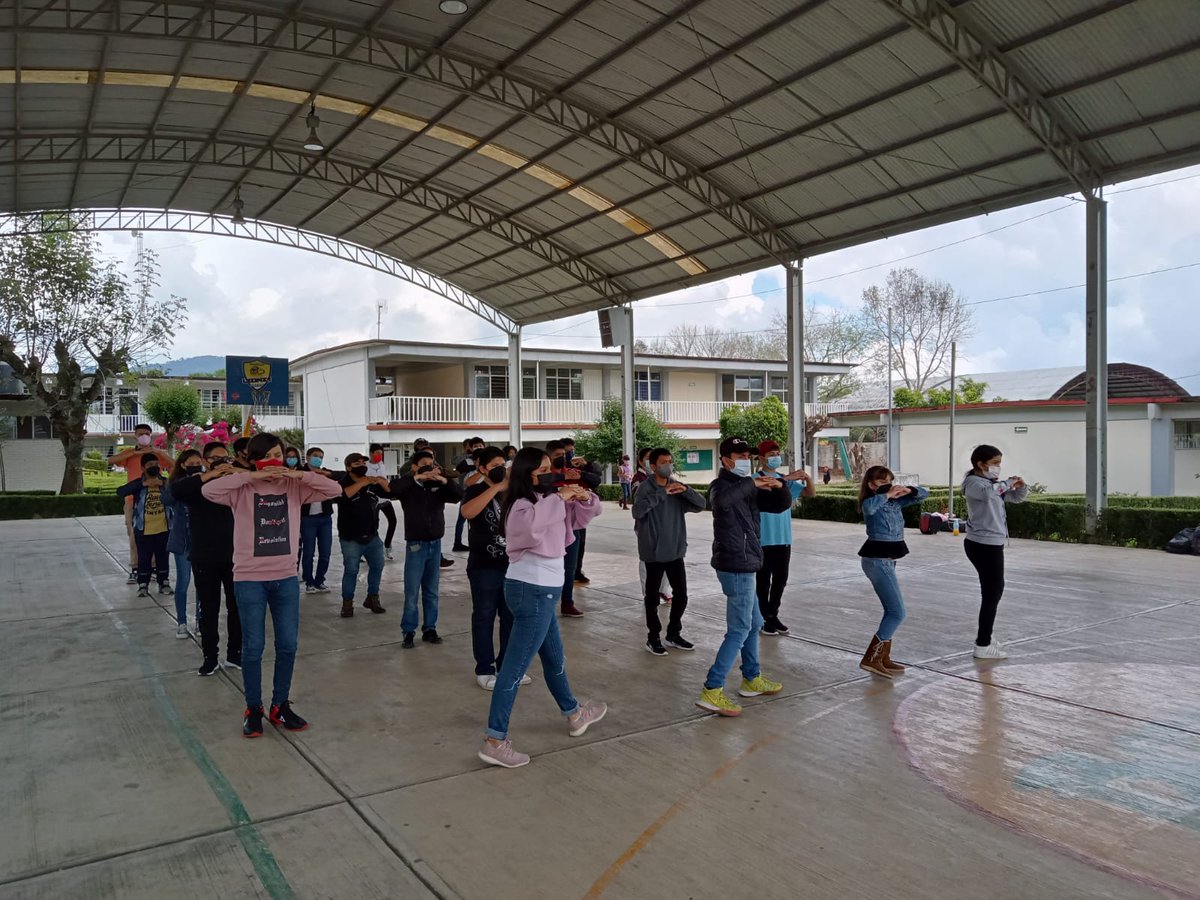 AzulesBand's tweet photo. ¡Muy buena tarde les deseamos a todos! 
Seguimos trabajando con gran entusiasmo para poder ser la mejor banda, aquí les compartimos unas fotos del ensayo del día de hoy.

#BlueLionsMB #SomosCentroEscolar https://t.co/3zmrgsac8r