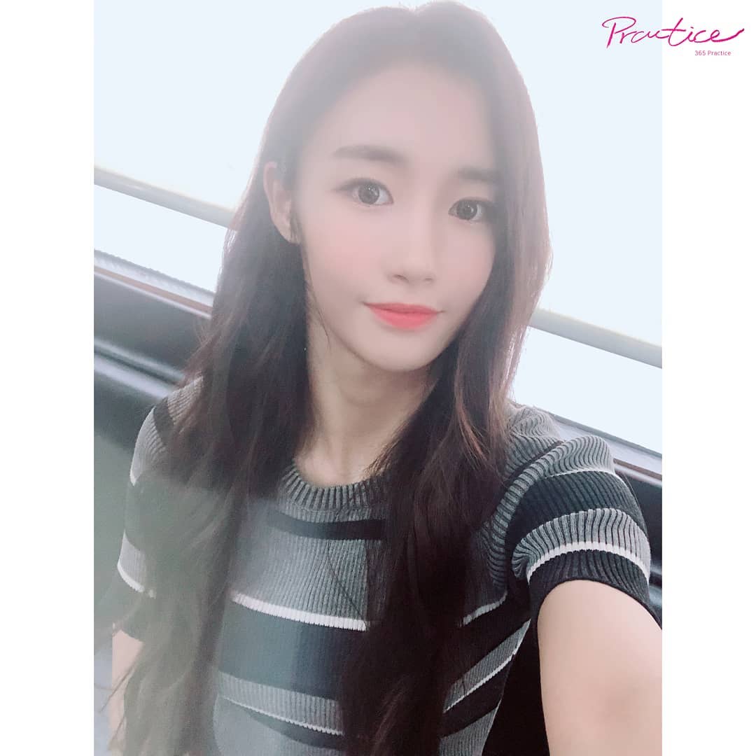 wehocuspocus's tweet image. Es momento de sacar mi mejor cara porque llegó el #Soloist𝗚Day, y aunque vine algo tarde, no podía perderme el stage de #히오반니_village por nada del mundo („ᵕᴗᵕ„) incluso me traje mi escobita para barrer luego del evento, ¡suerte! 🧹☆ 

𝓢𝑤𝑒𝑒𝑡 𝓑𝑎𝑚𝑏𝑖 ♡ #𝔽𝔸ITH🍜