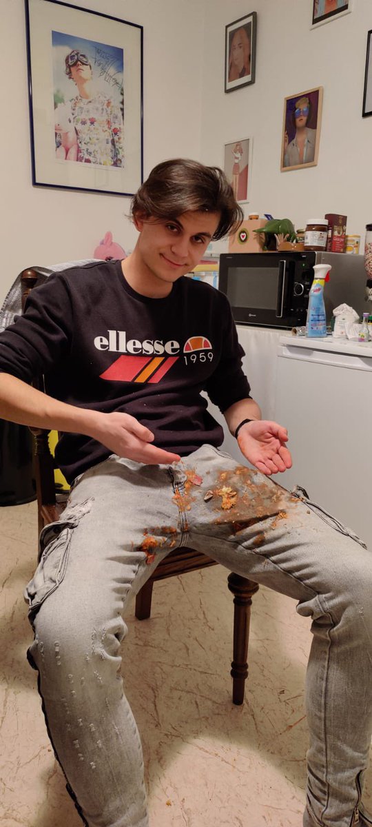 IsizJesuz's tweet photo. Ich hab meine Pizza kaputt gemacht :-) https://t.co/kYda8VttJi