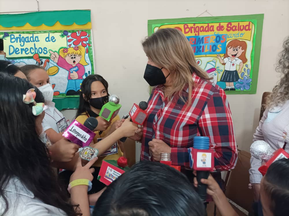 mineducacion_ve's tweet photo. Desde la EBN Leonardo Ruiz Pineda en el Edo. Táchira, reporteros escolares entrevistaron a la Min. @_LaAvanzadora. @NicolasMaduro #LaOrquestaMásGrandeDelMundo https://t.co/qHUpLW7I8T