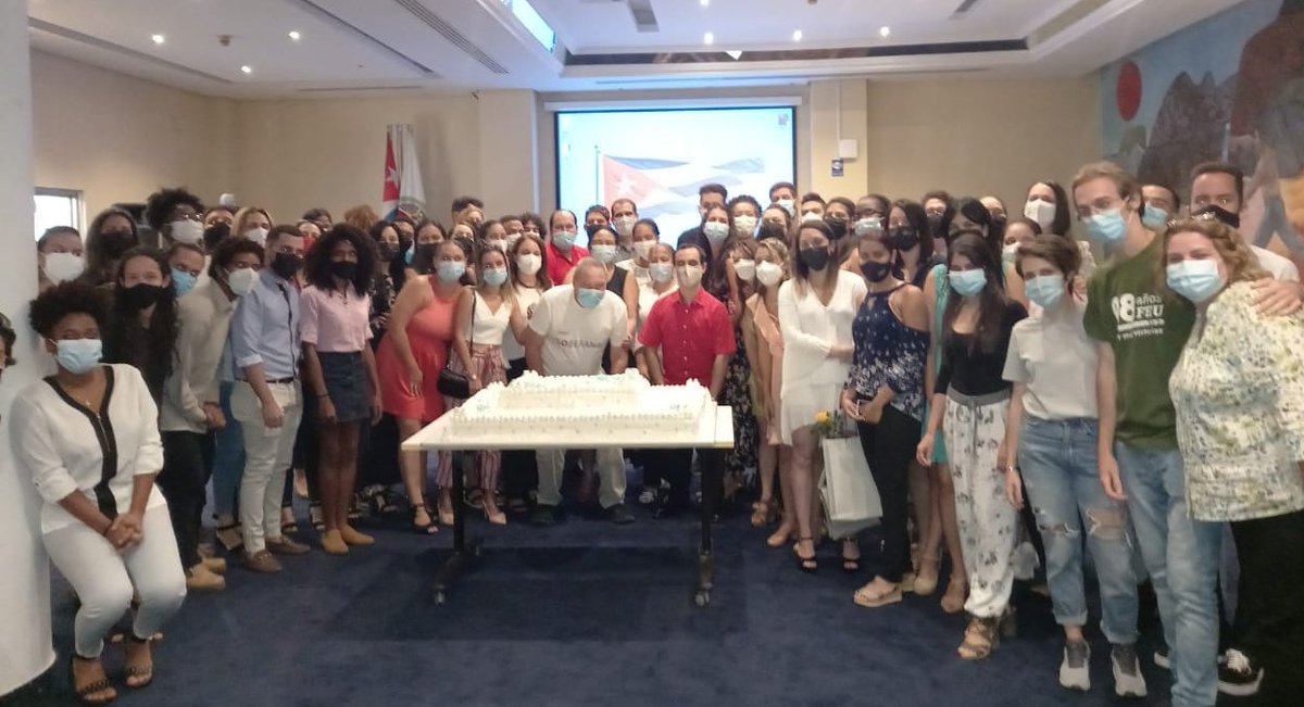 FinlayInstituto's tweet photo. Abrazados todos por el amor a la patria nos despedimos del ensayo clínico Fase III. La eficacia del 94.2% de la #Soberana lleva el #CubaViveyAbraza de todos ellos. 
@UdeLaHabana @BioCubaFarma
#CubaVive https://t.co/vx5zTDbB7W