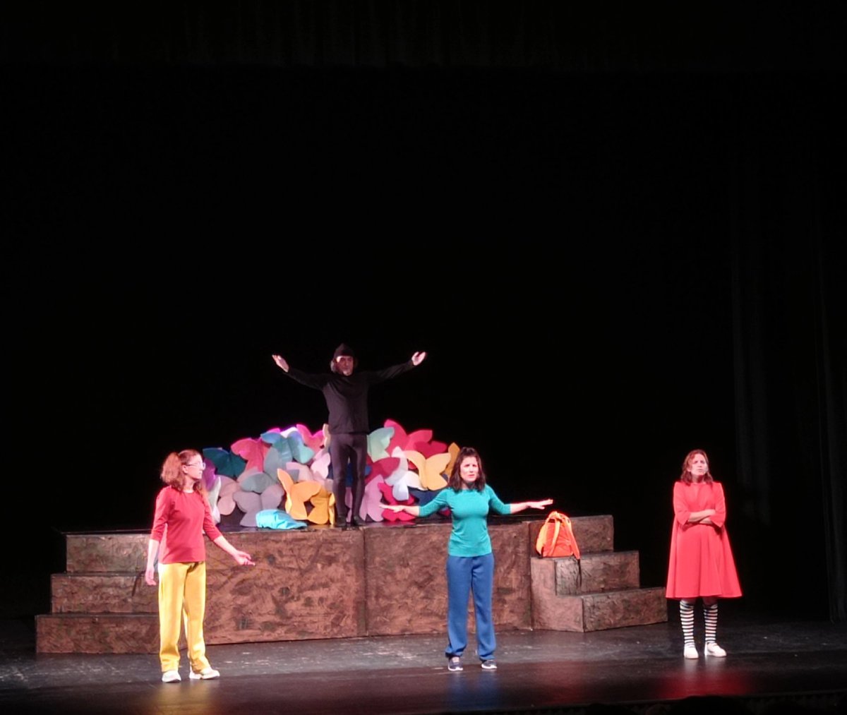 🚀 Tarda de teatre familiar musical amb "Quan les nenes volen alt" de @elreplaproduccions 

#teatrefamiliar #cultura