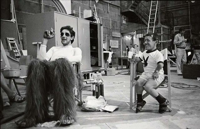 RT @HubFamous: #Chewbacca and R2-D2 on a break. (Peter Mayhew & Kenny Baker) 1980. https://t.co/lKgnvTlOzD