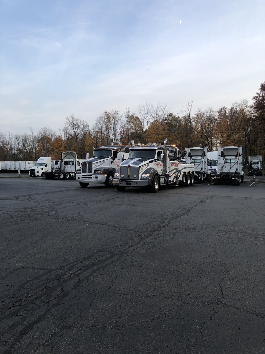NorthwestTowing's tweet image. Its not a everyday occurrence that you get two of our trucks picking up at the same location! #northwesttowing #sameplacesametime #oldandnew #grayandwhite #heavyduty