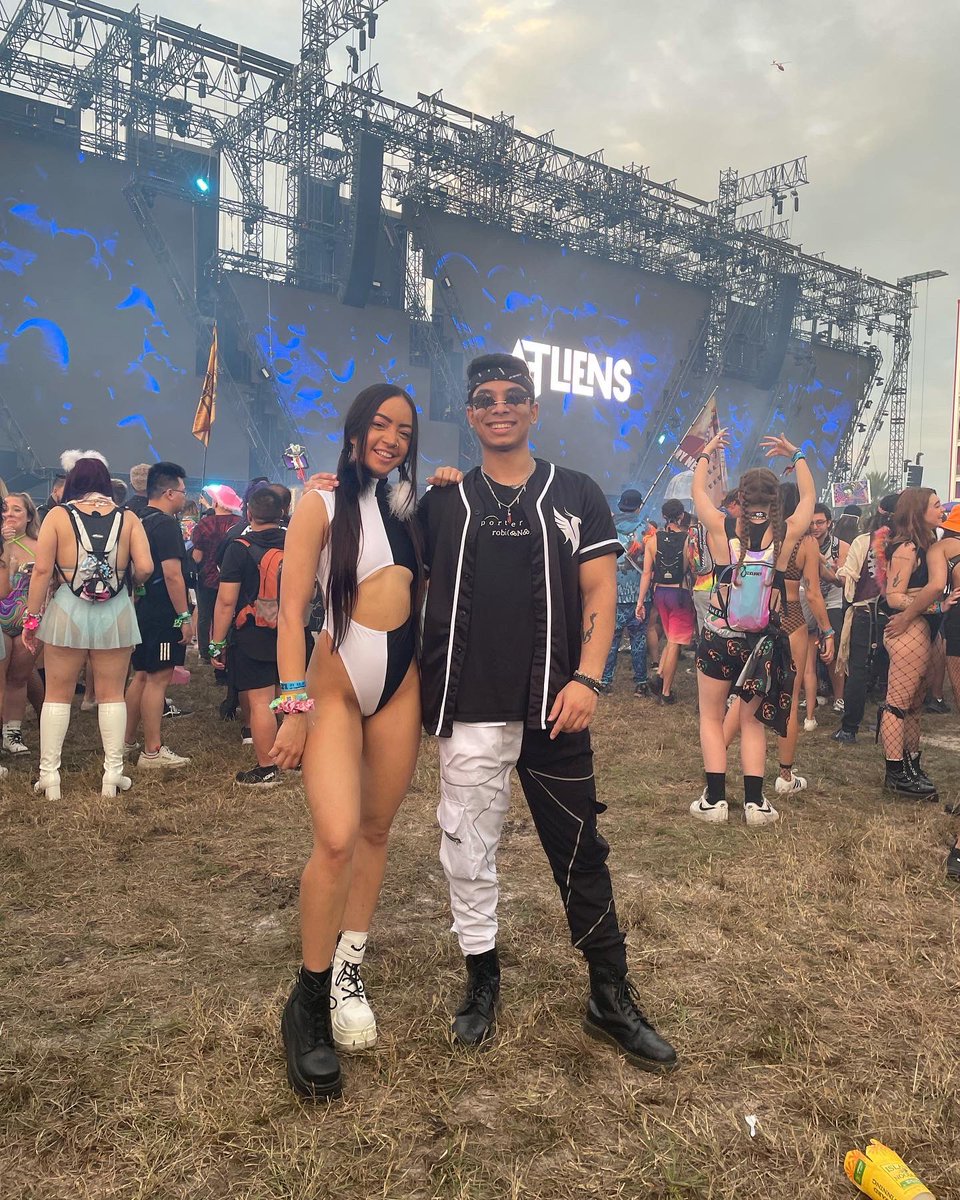 Slideshow raver chick gets the dick after the festival.