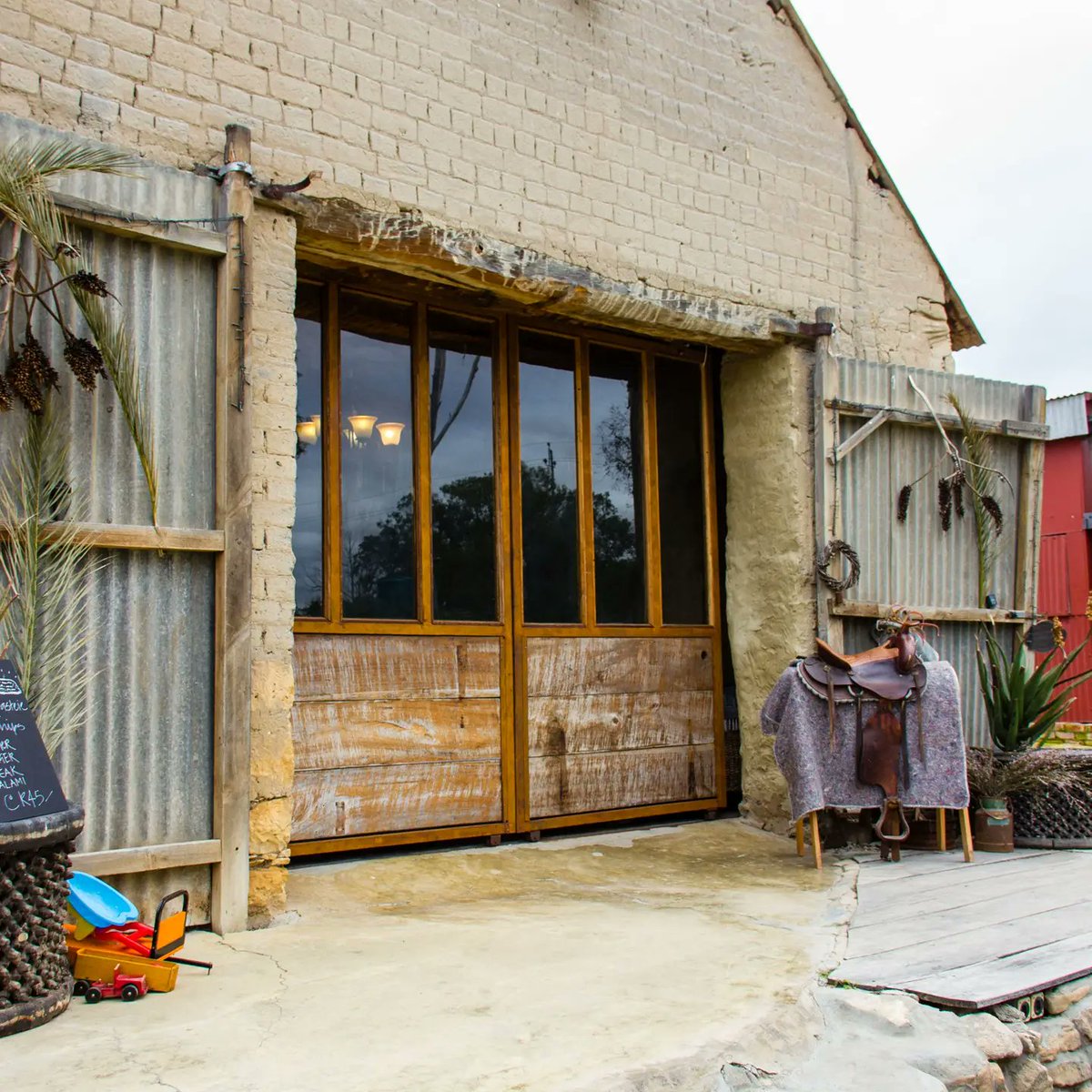 WestCoastWaySA's tweet photo. The 300 year old Vensterklip Guest Farm restaurant building is a converted farm shed.

Nestled between Elands Bay's beach, Verlorenvlei's wetland and vertile farmland, the location is perfect!

Book today for 2021 and 2022:
Call +27 (0)22 972 1340 
 https://t.co/e9AdD5xO4H https://t.co/KRhgHBhPrx