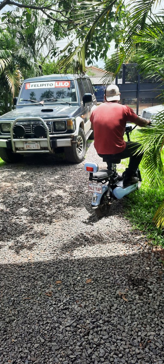 Quiero decir, que las motos eléctricas son muy buenas. Adulto con juguete.