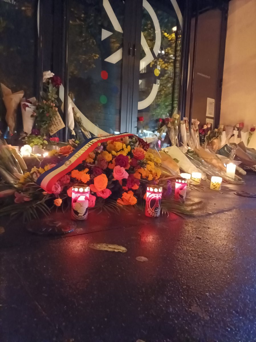Co_Ultras_Paris's tweet photo. Devoir de mémoire... 
#13Novembre2015 
#FluctuatNecMergitur 
Dans nos cœurs à jamais. https://t.co/DGv2s504Ce