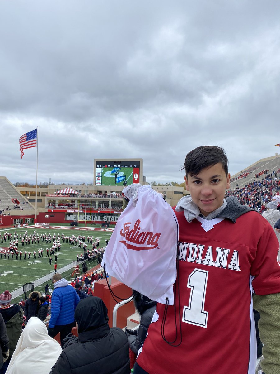 flo1372014's tweet photo. Thanks IU for the prize pack!! #goiu #iufb https://t.co/GjaCJ5obtc