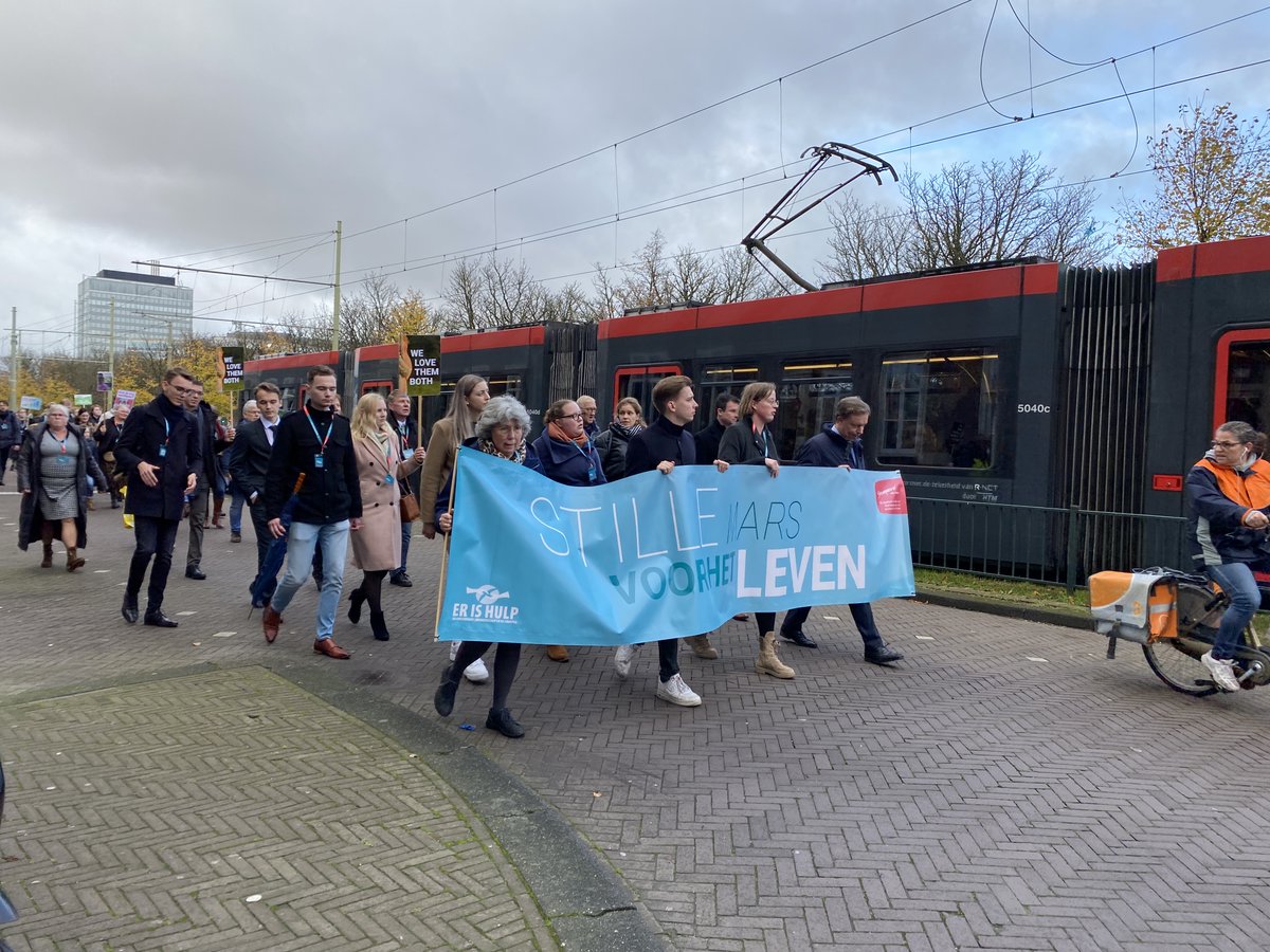 Stille #MarsvoorhetLeven <a href="/SchreeuwomLeven/">Schreeuwomleven</a>  vandaag in Den Haag. Met <a href="/ArthurAlderl/">Arthur Alderliesten</a> <a href="/ajflach/">André Flach</a> <a href="/djhvandijk/">Diederik van Dijk</a> en <a href="/aafvdweg/">Alfred van de Weg</a> en vele anderen.