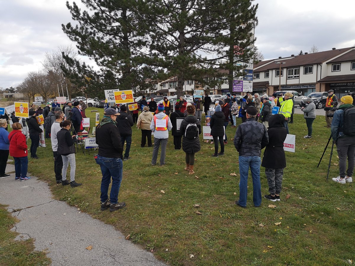 Great turnout for the #StopTheBradfordBypass rally at Caroline Mulroney's office! 
@RescueLakeSimc1
@SCGreenbelt