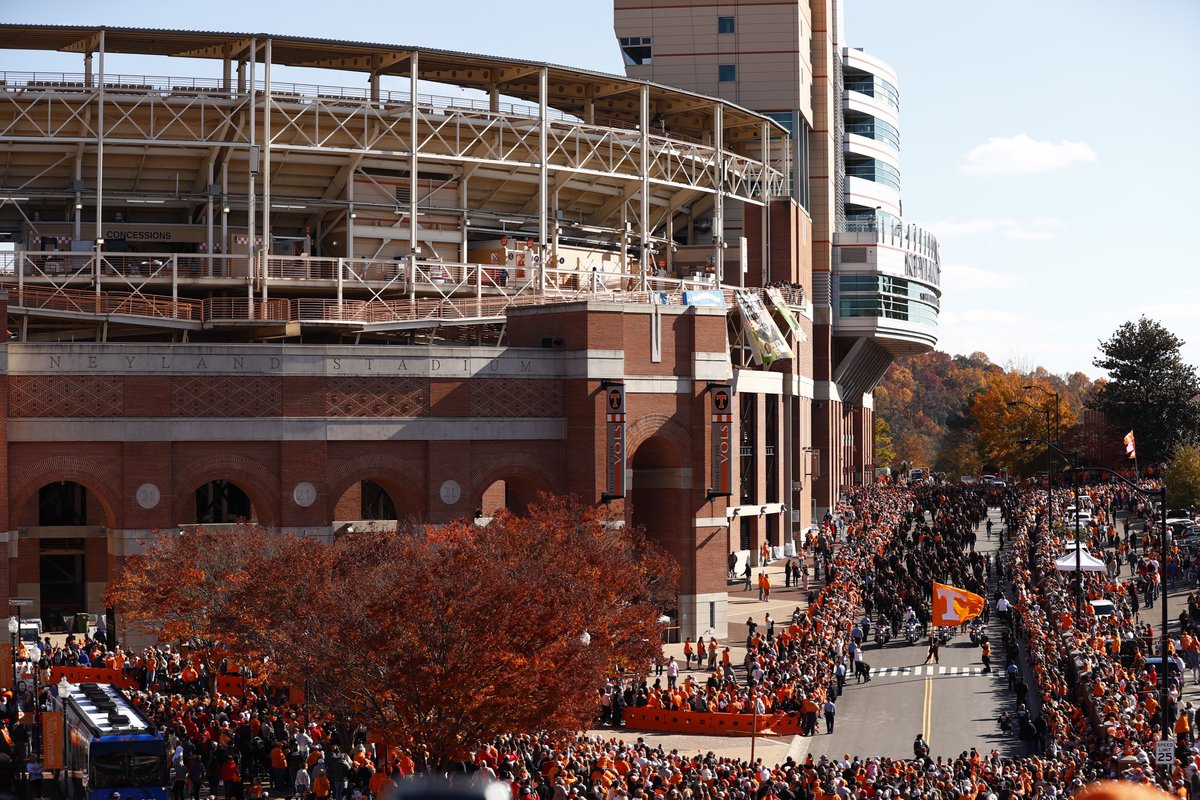 Vol_Football's tweet photo. This Vol Walk view. https://t.co/XPk66AveSY