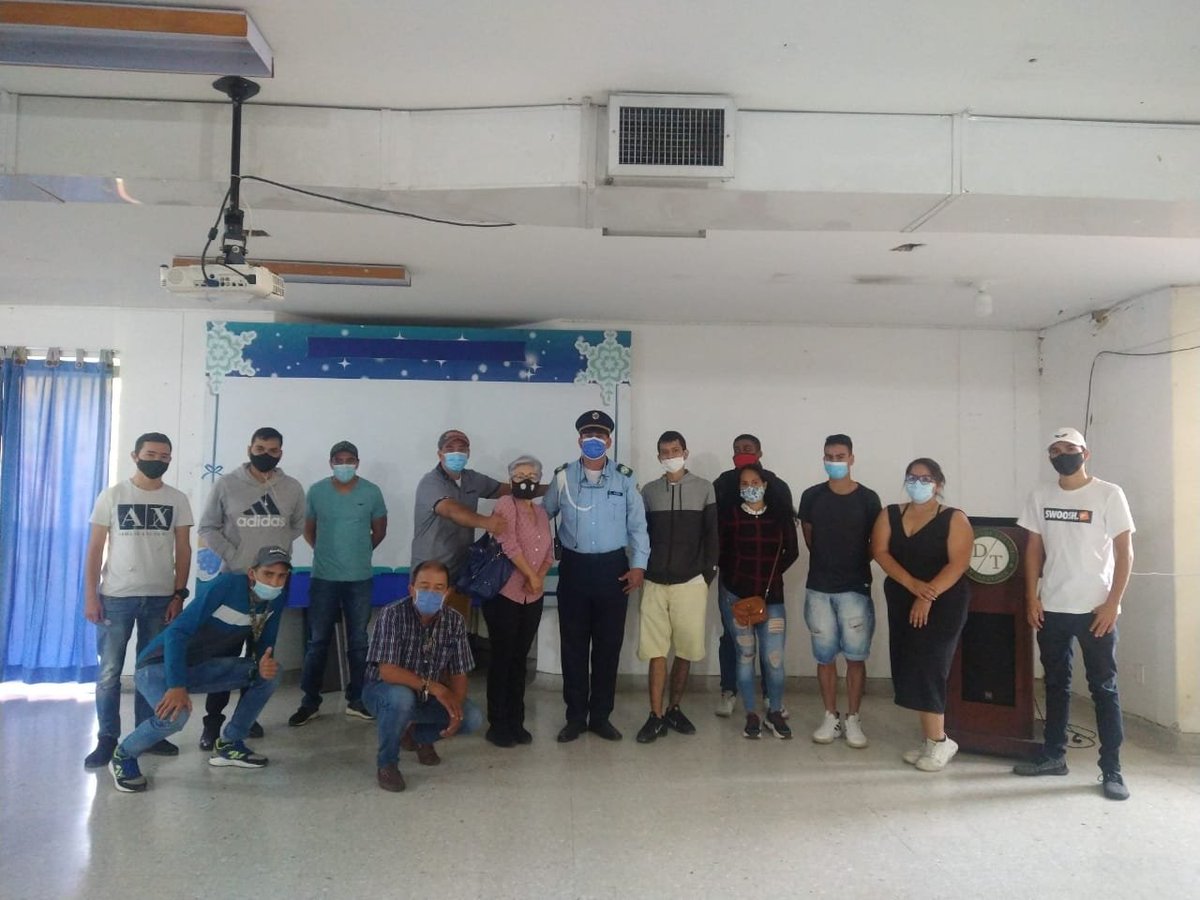 IvanRodriguezD_'s tweet photo. El #RetoDigital de @transitobucara apoya al sector productivo de la ciudad capacitando su fuerza laboral en materia de seguidad vial. 
Se cumple la jornada de formación para auxiliares de tránsito de la empresa Titan Ingeniería Inteligente. #GobernarEsHacer https://t.co/35T59Tvq41