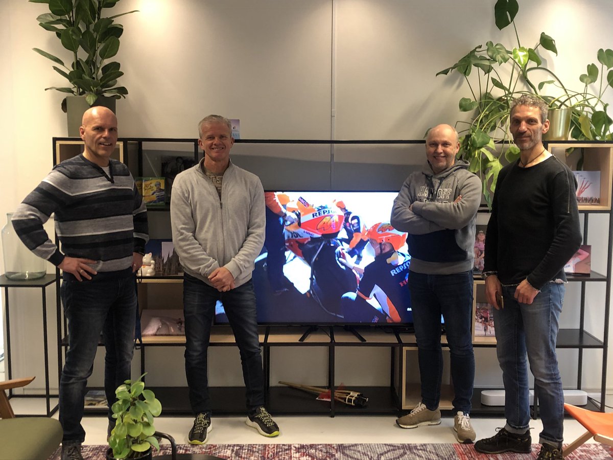 Niet alleen #ValentinoRossi neemt morgen afscheid. <a href="/Eurosport_NL/">Eurosport Nederland</a> zend voorlopig de laatste #MGP uit. Alles op het vrije en toegankelijke #Eurosport1 
Wie/Wat/Waar in 2022 weten we nog niet maar ik heb genoten van de afgelopen jaren. Thnx! <a href="/patrickracing65/">Patrick van den Goor</a> <a href="/PeterBom4/">Peter Bom</a> <a href="/frankweeink/">Frank Weeink</a>