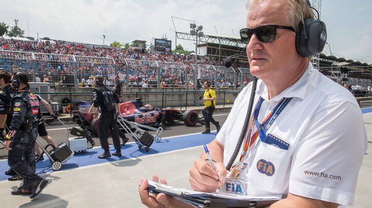 DABNOS's tweet photo. Overigens... In mijn woordenboek, en tal van anderen, is 'diskwalificatie' voorafgaand aan de wedstrijd 'niet mee  doen'.
Maar in het geval van #LewisHamilton is het 'achteraan starten'. 

#DRSgate #MaxVerstappen #Hamilton #Verstappen #F1 @F1 https://t.co/8VrSNCwJGu