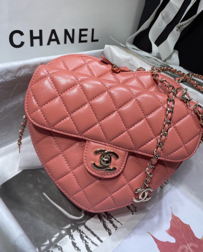 Chanel Spring-Summer 2022 small crossbody Heart Bag in purple