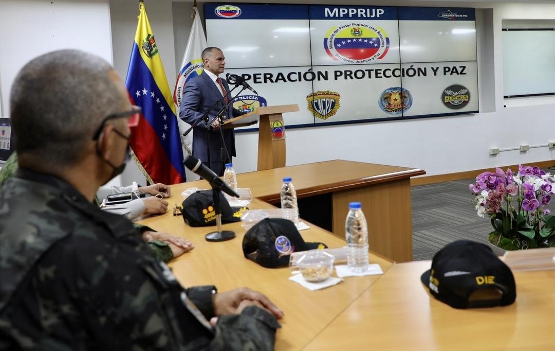 🔴"De esta manera la Operación #ProtecciónYPaz para el pueblo de Venezuela. Cumpliendo instrucciones de nuestro Presidente <a href="/NicolasMaduro/">Nicolás Maduro</a>, damos garantía de seguridad ciudadana, garantía de Paz al pueblo venezolano".
Ministro del #MPPRIJP 
A/J <a href="/CeballosIchaso1/">@FuerzaDinamica Remigio Ceballos Ichaso</a>