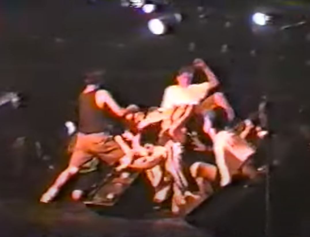 IDIOTEQ's tweet photo. CHAIN OF STRENGTH - Live at Fender's Ballroom - Long Beach, CA - August 4, 1989 - just posted by @RevelationRecs - Video provided by Tim McMahon and uploaded by Shining Life - https://t.co/75f1DECoMt
@ChainOfStrength #chainofstrength #hardcore #hardcorepunk https://t.co/TEOOKG34Rt
