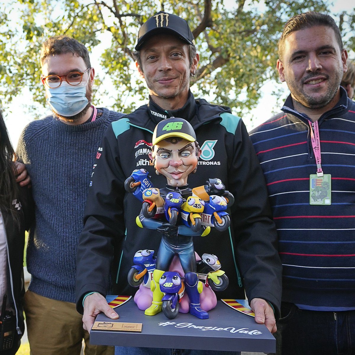 Valentino Rossi homenajeado en #ValenciaGP con un ninot por su gran trayectoria en <a href="/MotoGP/">MotoGP™🏁</a>! Grazie Vale!

regalaunninot.com/es/homenaje-ni…

 #GrazieVale #MotoGP #RegalaunNinot <a href="/CircuitValencia/">Circuit Ricardo Tormo</a>