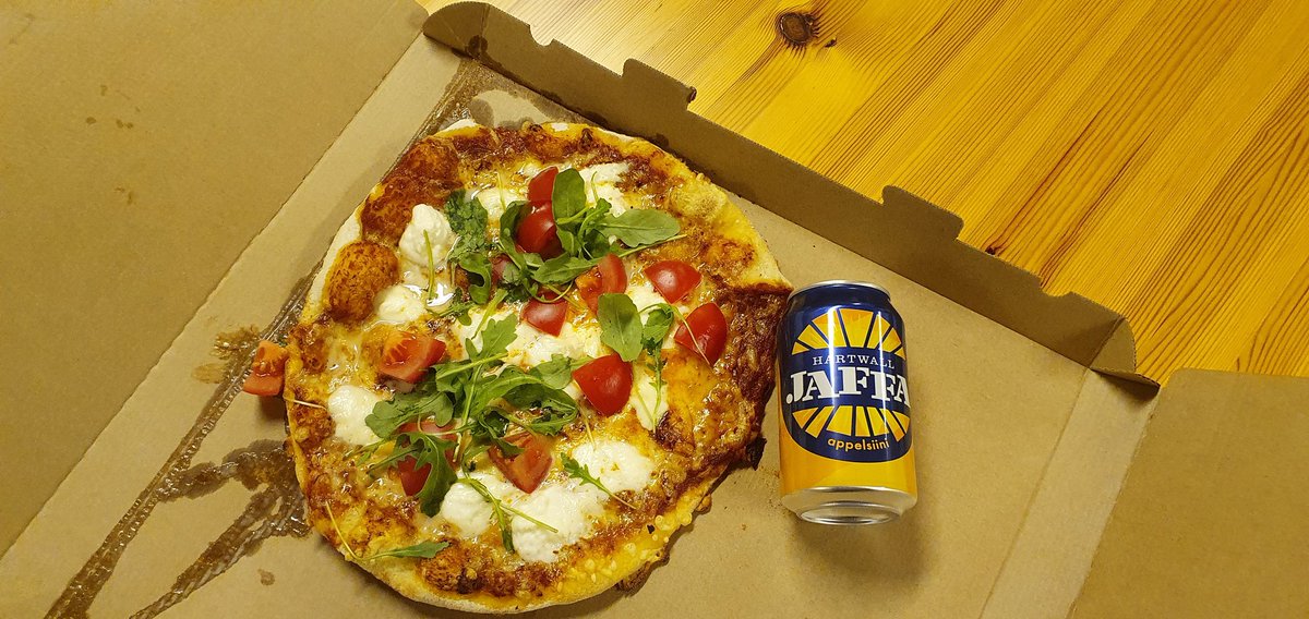 juhaten's tweet photo. En tiedä olimmeko enemmän huvittuneita vai pettyneitä kun kotona avattiin iso pizzalaatikko ja löytyi tämä pikkulättänä @Helmisimpukka #noormarkku. #haepizzamuualta https://t.co/OpUPKbqmQp