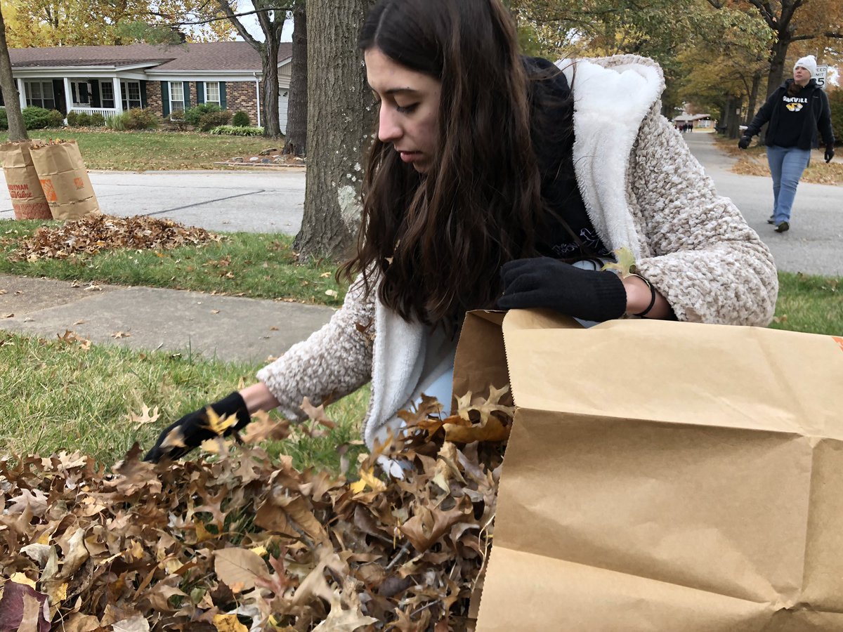 OHSAPChem's tweet photo. Successful @Oakville_StuCo take and run this morning!  We got to all of our houses and did some raking at a few extra.  Thanks to all who turned out on this cold Saturday morning!  @OHS_Tigers #msdr9 https://t.co/PjQnBJi5dr