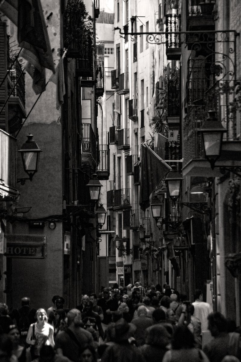 #Barcelona #BarriGótic #blackandwhitephotography #streetphotography #nikonphotography