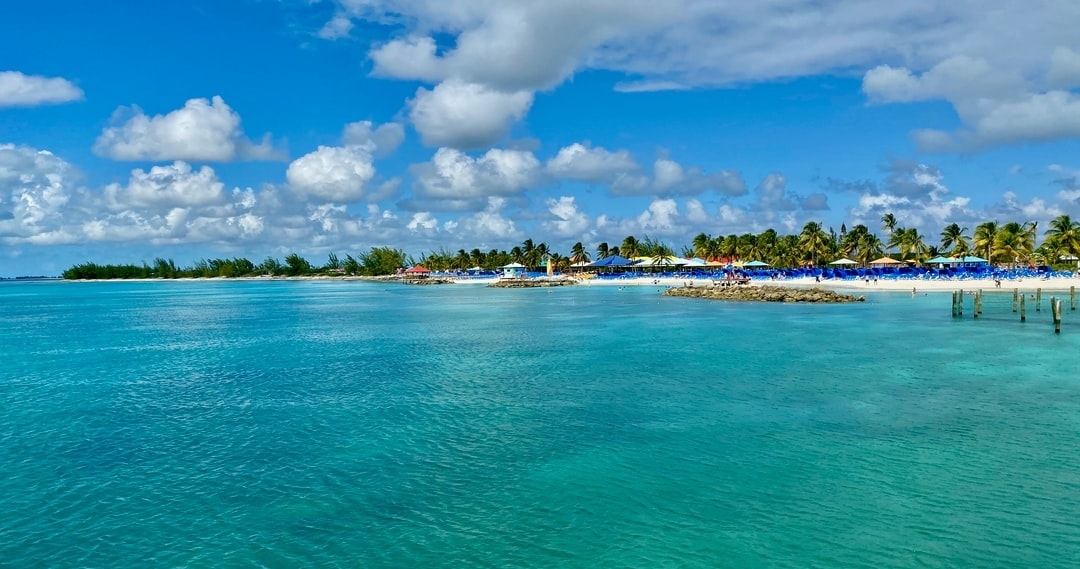 The Caribbean entices all types of travelers for its extraordinary beaches, tranquil sea, and laidback charm. 

l8r.it/dTGk