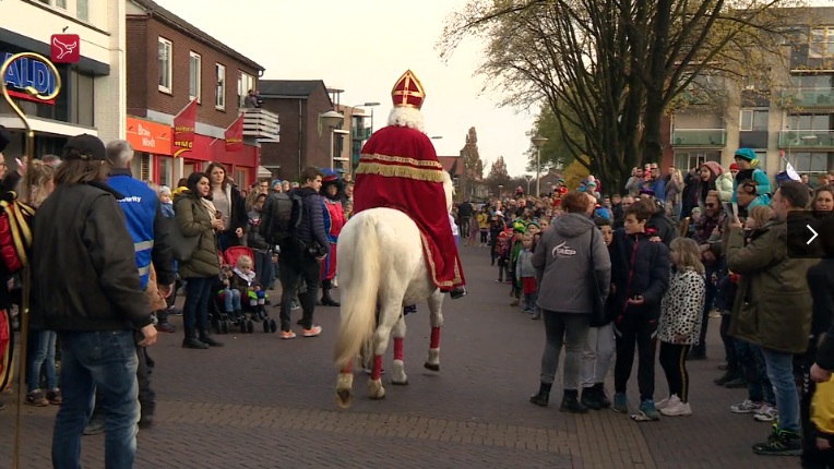 weermanrobert's tweet photo. ๐ Een VRESELIJK leuke dag gehad als weerpiet/kanariepiet bij de #IntochtSinterklaas in #Emmeloord. Ontzettend (gezellig) druk met mooie beelden van @OmroepFlevoland. Dank aan alle vrijwilligers en #stepnop voor de ontzettend goede organisatie. Het weer was ook uitstekend! https://t.co/qBT9v4SzwJ