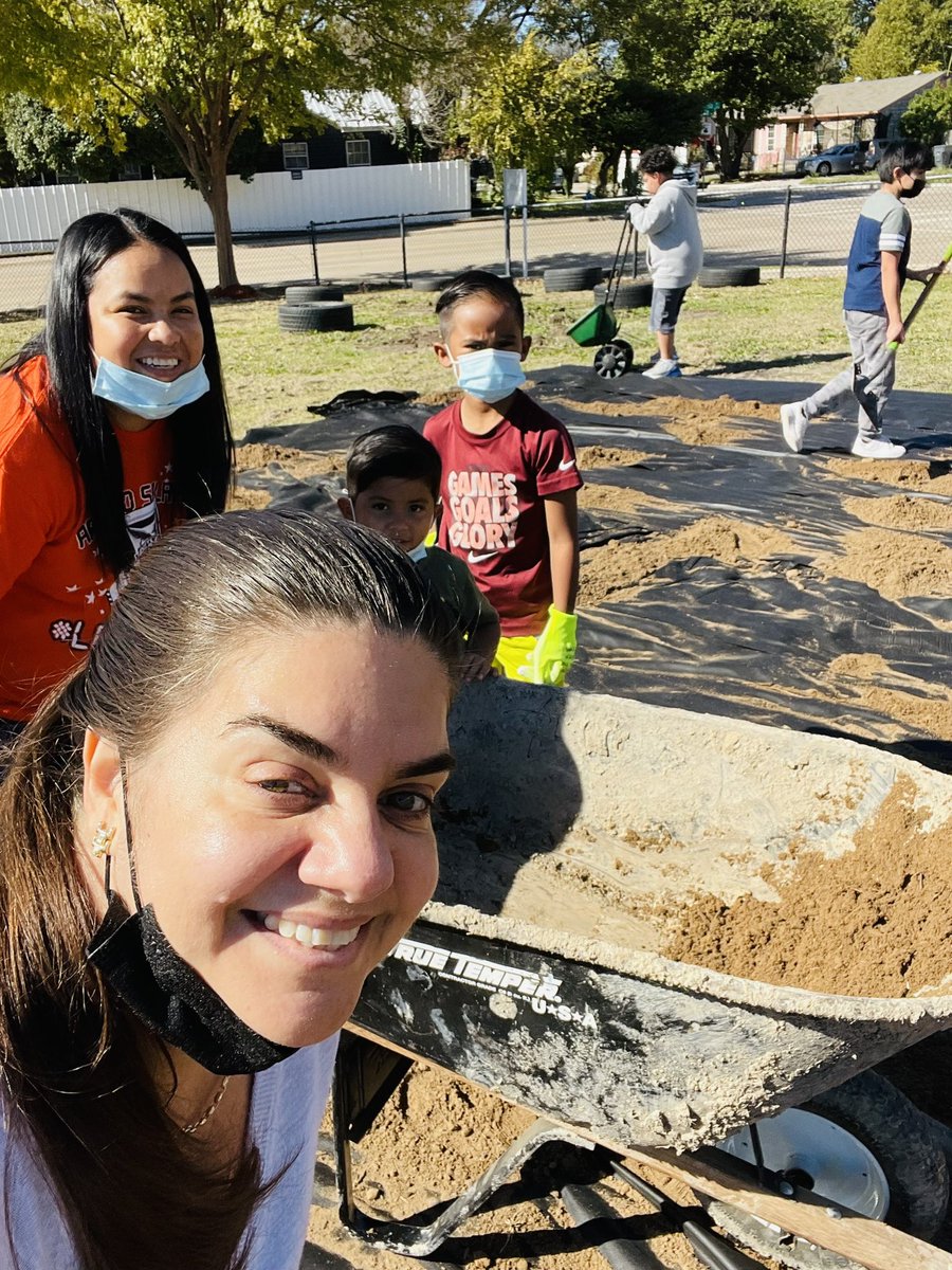 AlfanoY's tweet photo. Green Team at work! Monarch Butterfly garden will look great 🙌🏻💯🙌���� #essentialeagles #swmakeyourmark @MolinaSunset #DallasISDisReady #SunMolRiseUp @transformDISD @dallasschools @dallasisdparent @salazareagles #disdproud #salazareagles @teamdallasisd @PersonalizeDISD https://t.co/jfqVCpK0pl