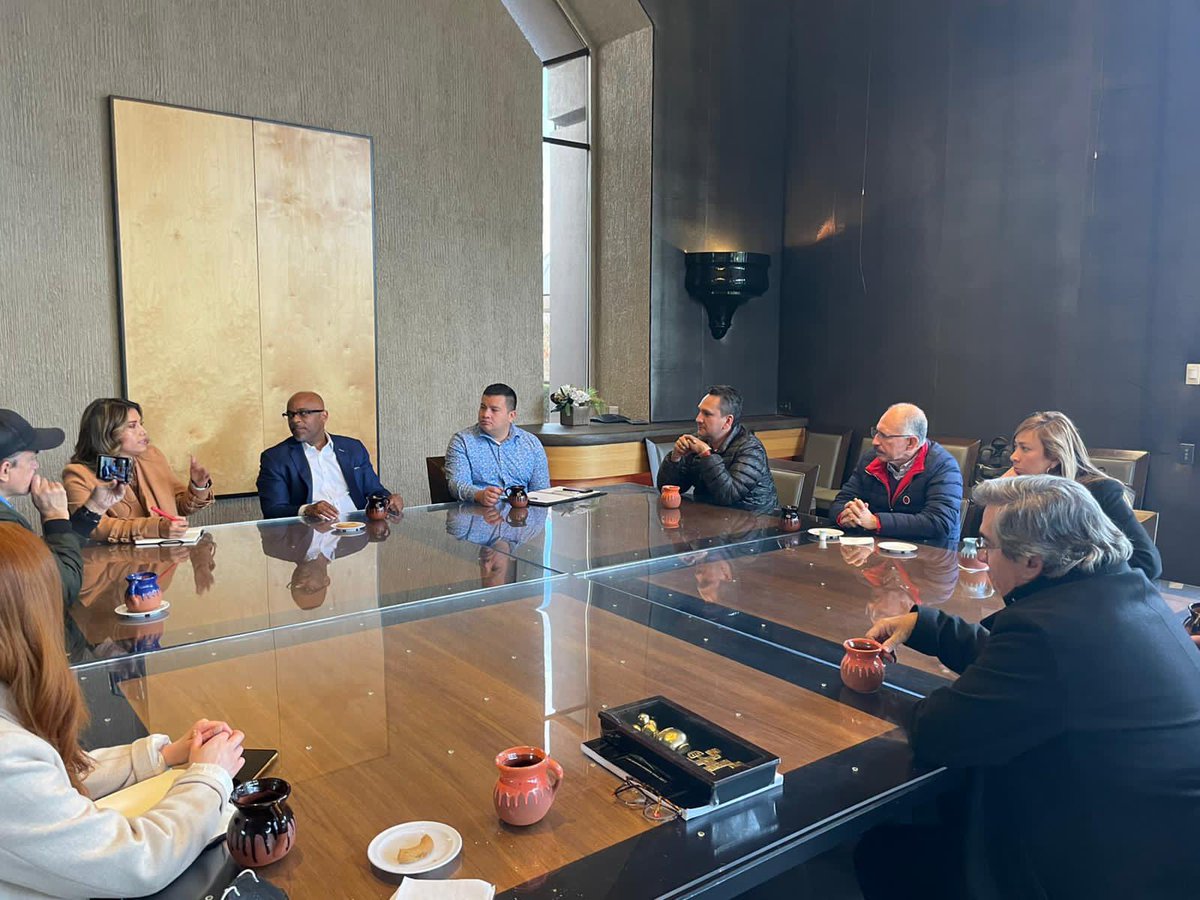 temisortega's tweet photo. Hoy desayunamos con el Alcalde de Denver Michael Hancock 1a ciudad del mundo en legalizar el consumo de Cannabis. Disminuyó el uso en menores, la violencia y creció el recaudo de impuesto con que mejoran la educación y la inversión social. La prohibición No tiene sentido ya. https://t.co/pX0j3JxLew