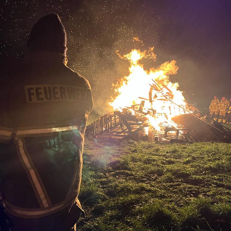 FF_Rheinbach's tweet photo. Heute zogen die Martinszüge unter anderem durch die Ortschaften #Hilberath und #Queckenberg. Auch dort sind unsere Kameradinnen und Kameraden der ortsansässigen #Löschgruppe|n im #Brauchtum aktiv. #FreiwilligeFeuerwehr #Ehrenamt #SanktMartin #Martinszug #Laterne https://t.co/VuluGgvs1v