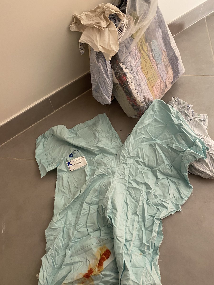 13etChase's tweet photo. Le respect est mort. Sac de chiffons contenant des blouses de #APHP avec du sang bien sûr !! 
Merci @BricomanFrance https://t.co/zpSHNtpIoa