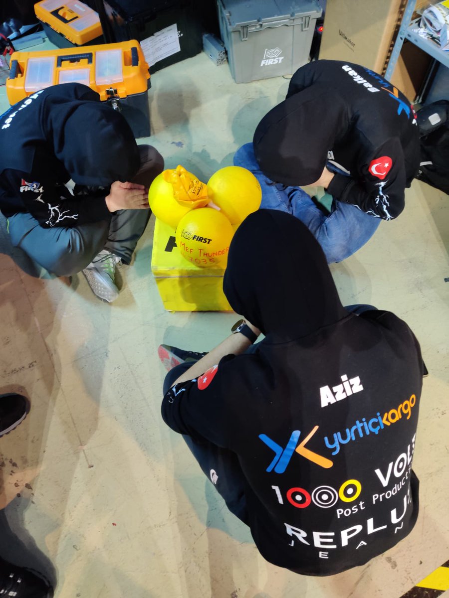 MEFThunders7035's tweet photo. Takım ruhunu hissetmek gerekir...#frcrobotics #fikretyükselvakfı #frcTurkey#fikretyukselfoundation#MEF#mefthunders https://t.co/SxC9K86SGS