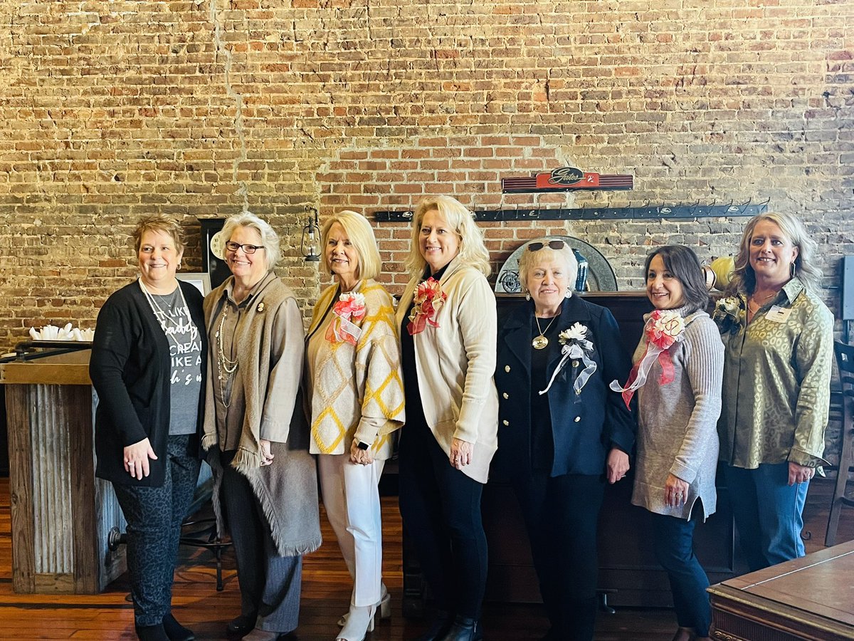 AndreaATimR6's tweet photo. Today was our 2nd Beyond the Bleachers Coach's Wives Brunch. It means so much to spend time with strong women who have walked the walk as a coach's wife. These 2 have had an impact on my life. #LifeWithCoach #BeyondTheBleachers https://t.co/rVrj39tsRd
