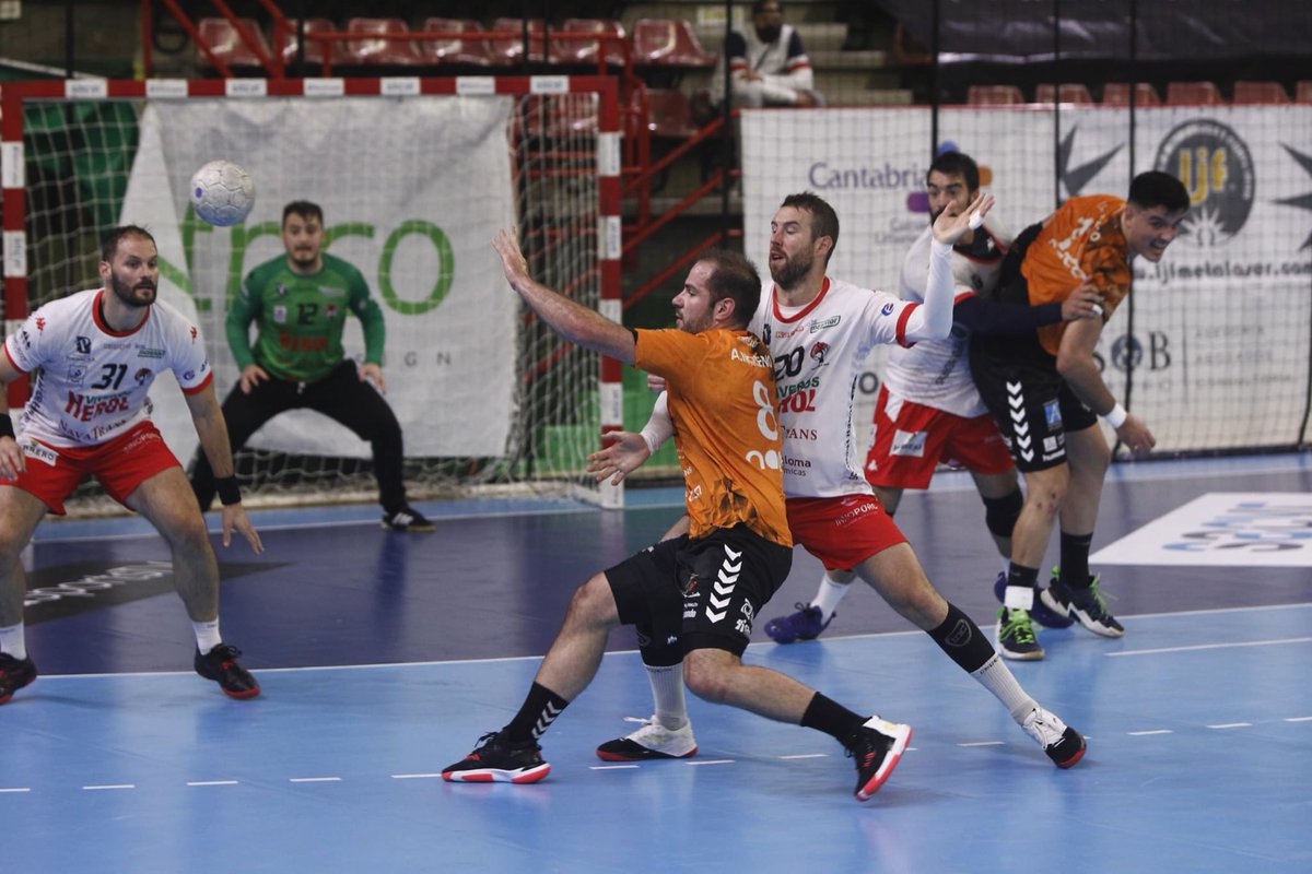#LigaSacyrAsobal | Jornada 11

🔥 Viveros Herol Nava deja sin opciones a un Torrelavega que no levanta cabeza 

🟠🟠 <a href="/BMTorrelavega/">Bathco Balonmano Torrelavega</a> 30
⚪️🔴 <a href="/BalonmanoNava/">Club Balonmano Nava 🤾🇮🇩</a> 33

📸 Luis Palomeque 

#ShareHandball