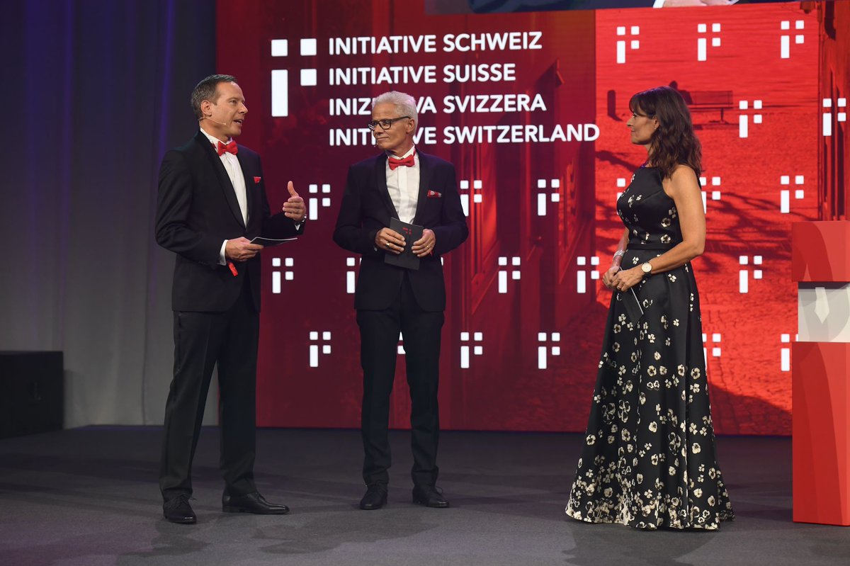 DIE GALA IST ERÖFFNET.
Sandra Studer führt gemeinsam mit dem Chairman der Initiative Schweiz Stefan Linder und dem Executive Chairman der F. G. Pfister Holding AG, Rudolf Obrecht durch die erste Prix Suisse Gala. #prixsuisse