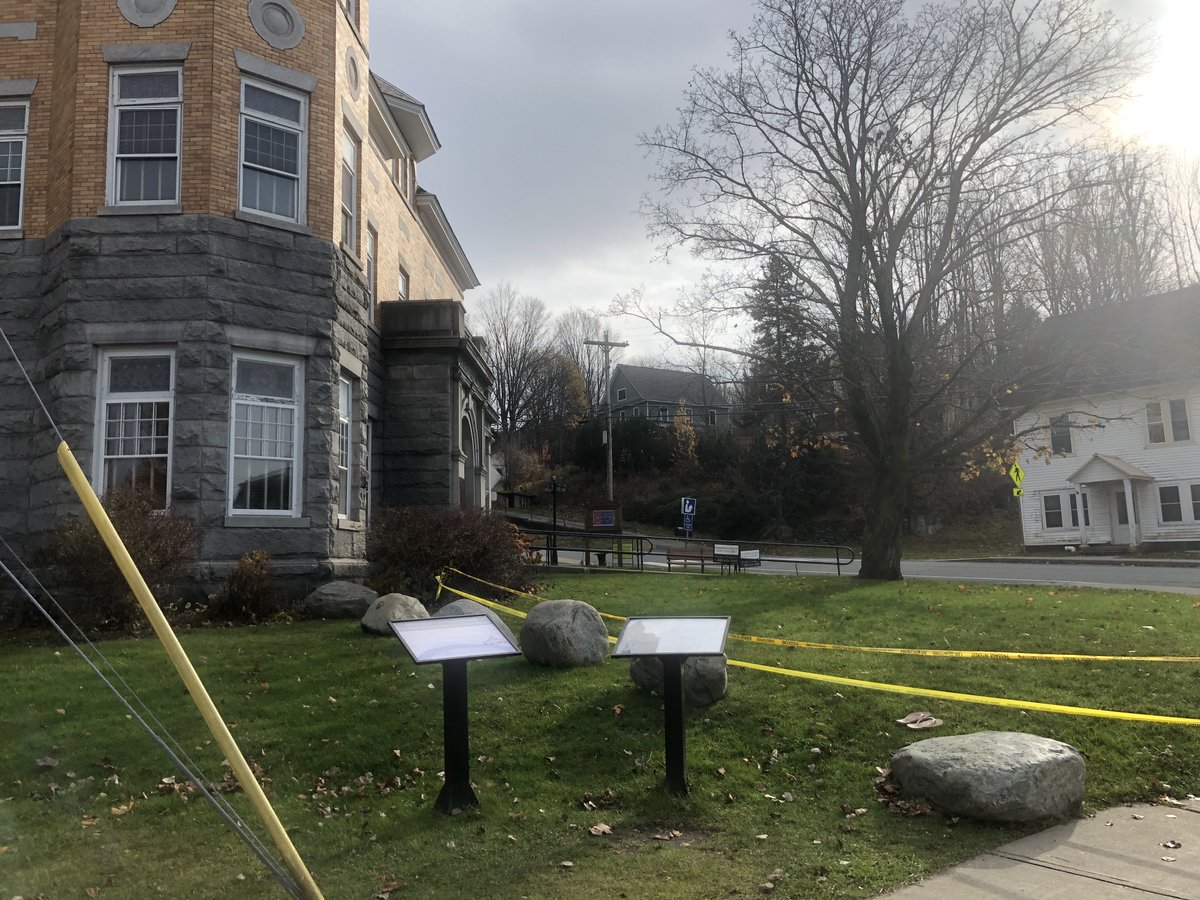 vivascarlett1's tweet photo. Disappointed that I couldn't go inside the #HaskellFreeLibrary which is 1/2 in #DerbyLine #Vermont &amp; 1/2 in #Stanstead #Quebec.☹️ According to the website Canadians can go inside without passports (open only Sat.) but it seems not. Still, glad I got close!😊 https://t.co/TnIAeRvvgR