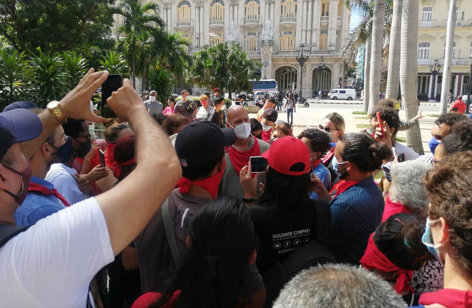 GHNordelo5's tweet photo. Cuba vive, orgullosa de su juventud! Sentada de los pañuelos rojos en el Parque Central. #PañuelosRojos #Cuba #CubaVive #CDRCuba #SomosDelBarrio #UnblockCuba https://t.co/gN0j0MRbaf