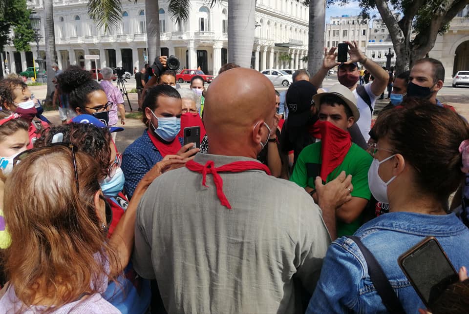 GHNordelo5's tweet photo. Cuba vive, orgullosa de su juventud! Sentada de los pañuelos rojos en el Parque Central. #PañuelosRojos #Cuba #CubaVive #CDRCuba #SomosDelBarrio #UnblockCuba https://t.co/gN0j0MRbaf