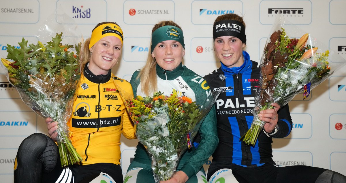TeamPuurICT_BTZ's tweet photo. Bianca (2e) en Ineke (3e) op podium bij marathon in Haarlem, Ineke terug in het oranje #meermarathon #marathonschaatsen #PaletVastgoedonderhoud #SPROG #DolcoVerhuur #Procoatings #BTZ #VenusContainers #BrandsmaDigitaalMeten #RixaxVerhuur #ForzaFightingGear #Figrs  #AutoStrikwerda https://t.co/HYbpB1ttvb