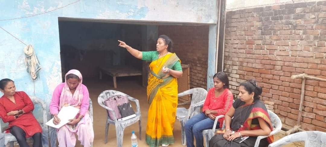 LataRKamble2's tweet photo. आजादी की लड़ाई में बुलावा नहीं भेजा जाता जिसका खून खोलता है वह दौड़कर चला आता है
#EtawahMaharallySupportsBMP https://t.co/dyKcIXLxmf