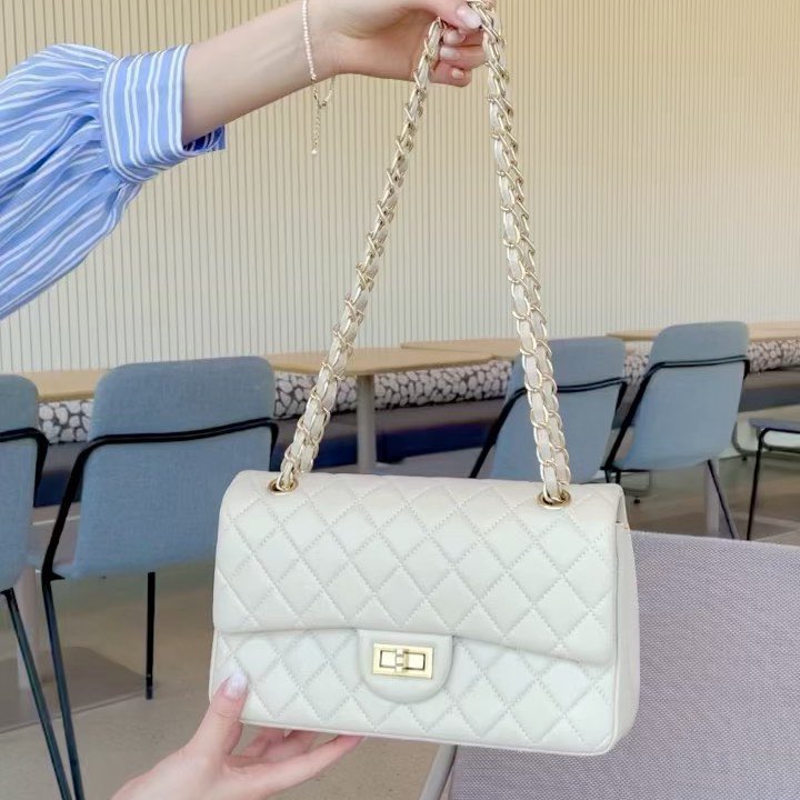 ChloeFeng18's tweet photo. Spent many hours just getting a bag💝 https://t.co/ZbAkZjJQhk