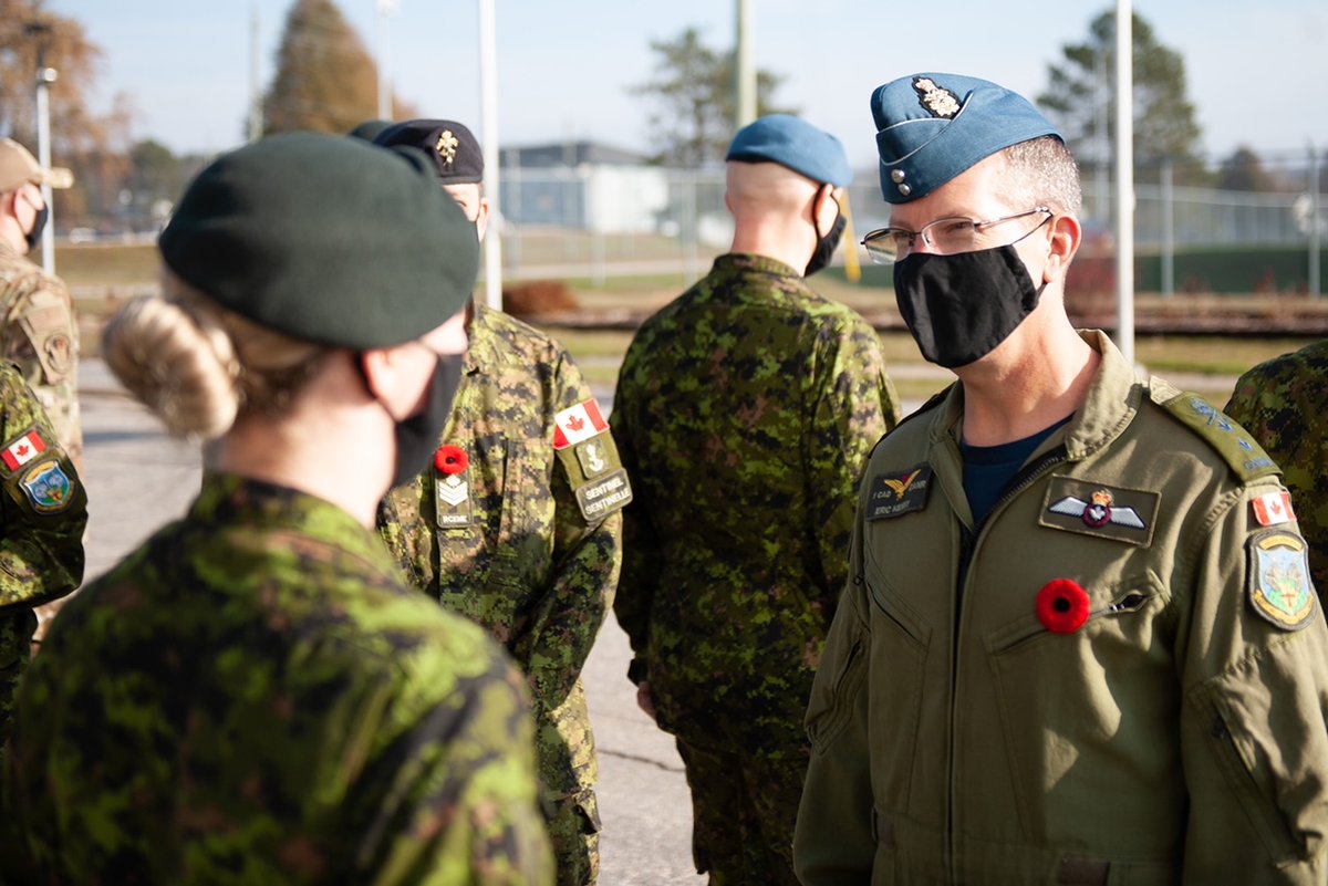 OperationsArc's tweet photo. Le Cmdt #OperationsARC a rencontré le 22 Esc Tout Msn composé de membres de @ARC_RCAF  et @usairforce qui apportent leur soutien et assurent le succès des missions du NORAD conduites par des contrôleurs et des opérateurs du Secteur de la défense aérienne du Canada. @NORADCommand https://t.co/pyHpUUTilM