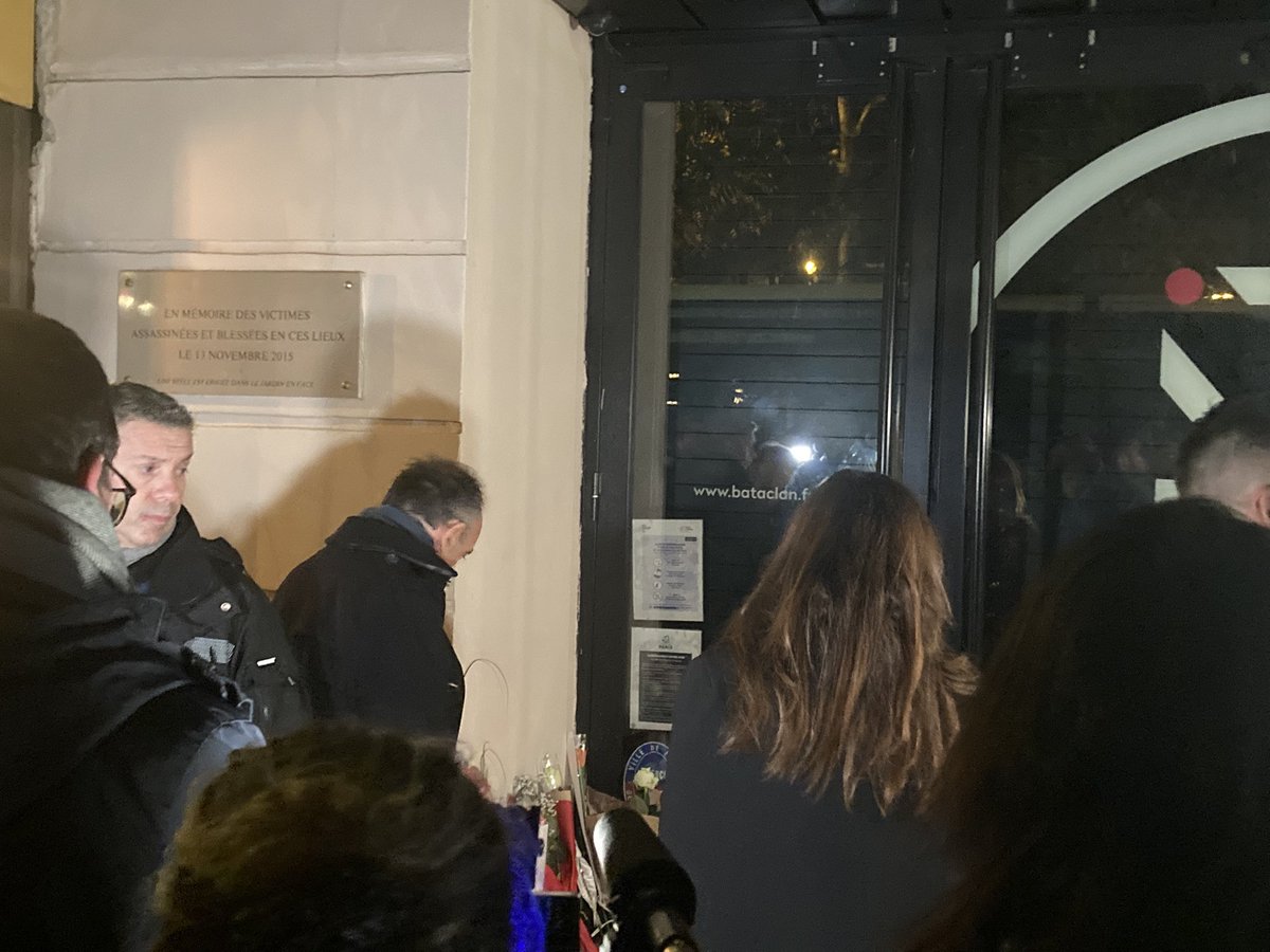 « Si je pouvais me recueillir sans caméra… » demande Eric Zemmour après les avoir convoquées devant le Bataclan. <a href="/RTLFrance/">RTL France</a>