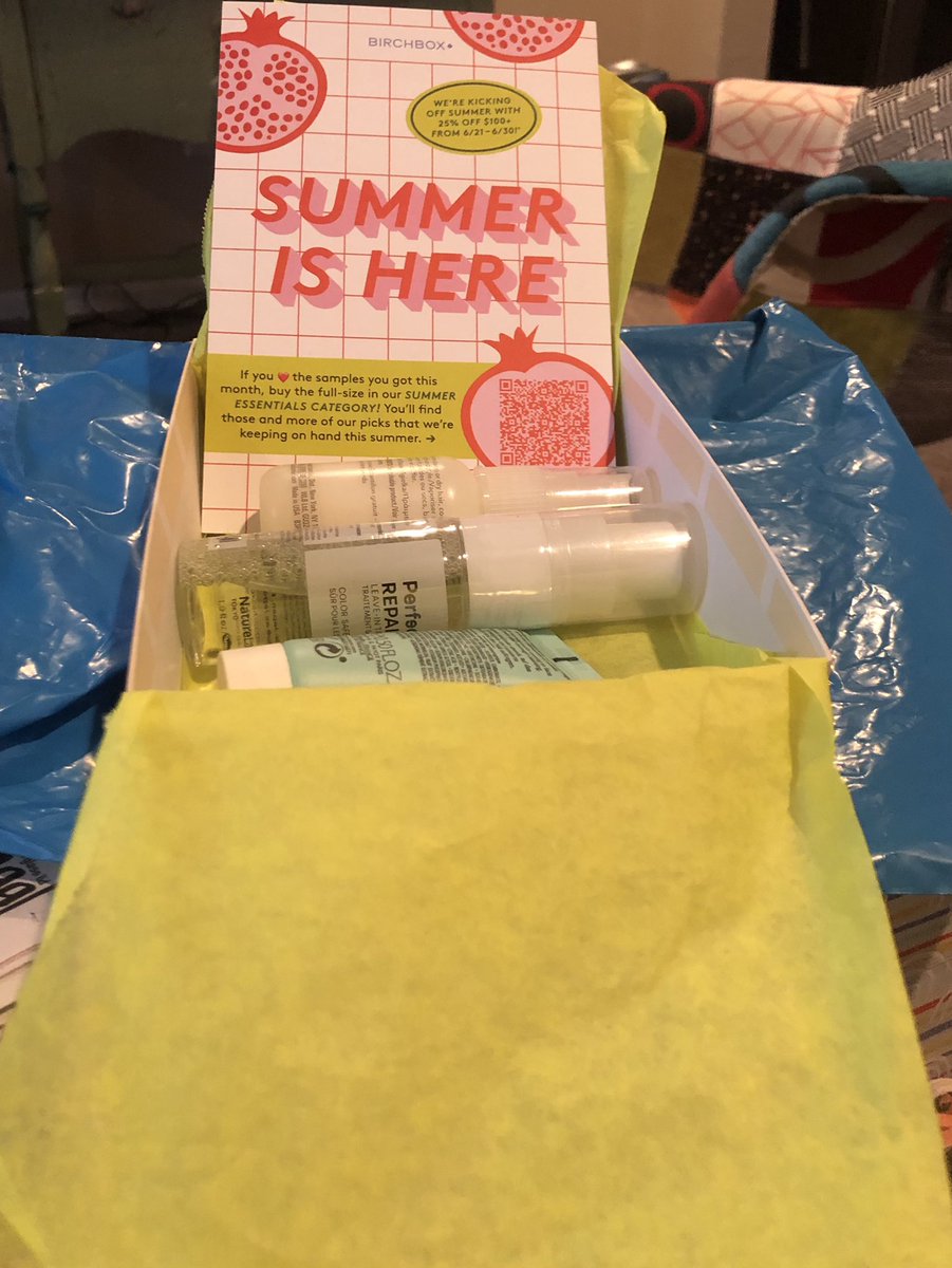 suzan189's tweet photo. Did @birchbox not realize it’s Autumn? Did they run out of Fall Boxes? Seriously, what’s going on here? #Birchbox #NotSummer #Autumn #FallBox https://t.co/o4jjKXX2Pf