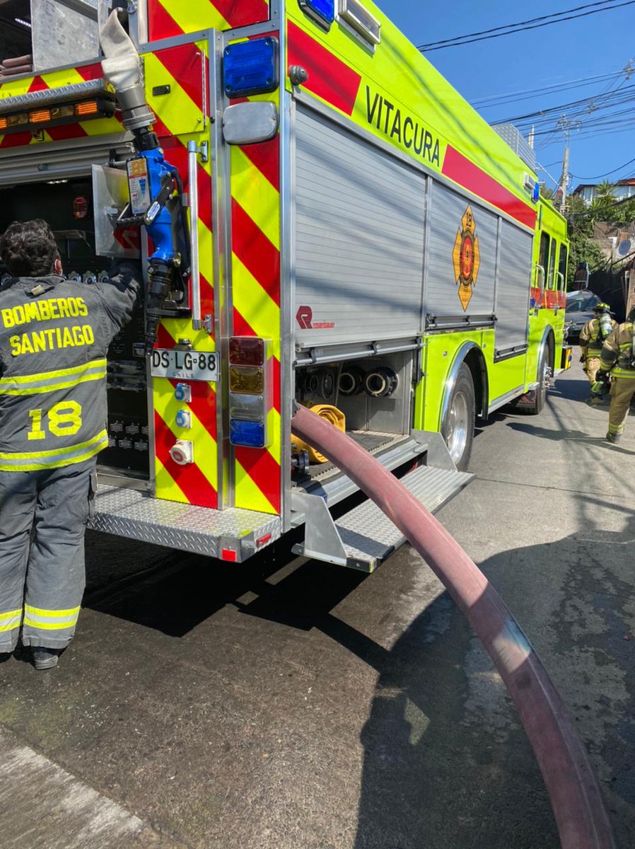 cbsantiago's tweet photo. Imágenes con la presencia y respuesta del CBS ante 2ª Alarma de #Incendio, en Uno Sur y Senda 20 Sur, #LoBarnechea
#BomberosSantiago #EmergencisCBS #ConstanciayDisciplina https://t.co/NCvUmZOcN6